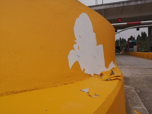 車道安全島油漆施工時出現(xiàn)脫落怎么應(yīng)對？