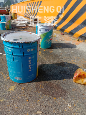 車(chē)庫(kù)跑道反光漆是什么顏色的？