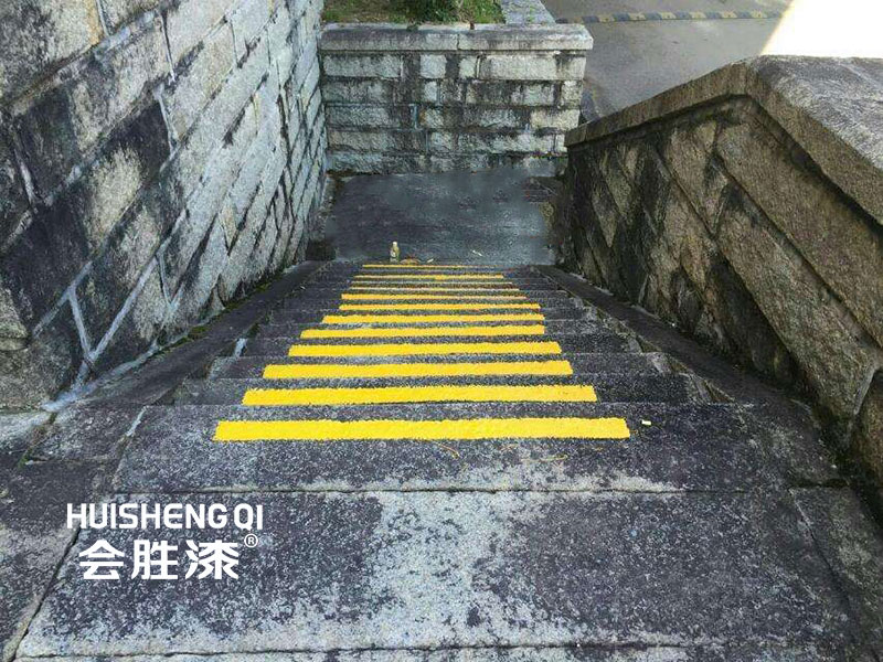 沒(méi)有臺(tái)階警示反光漆，小心少了一級(jí)臺(tái)階都不知道！