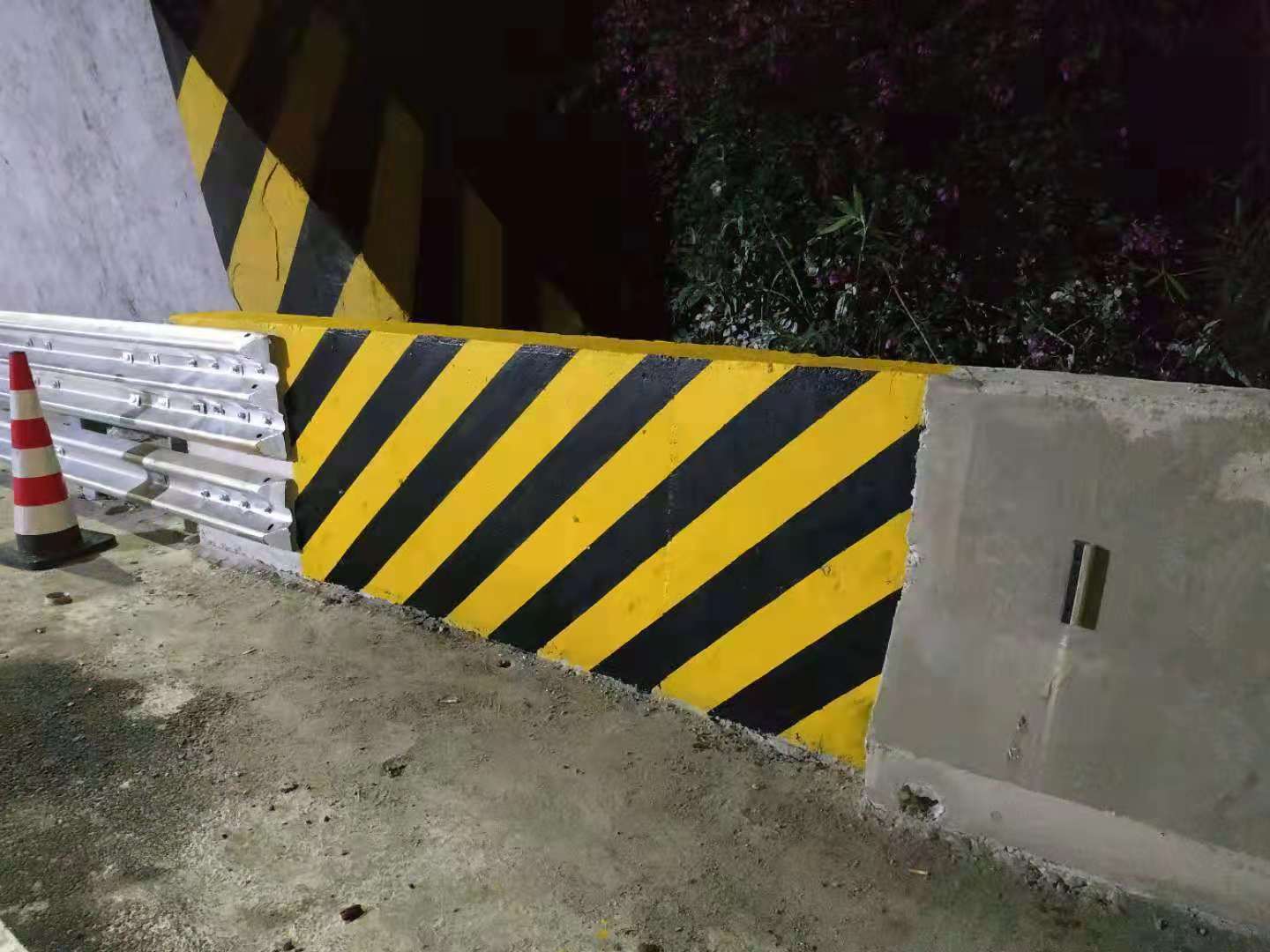 道路防撞護(hù)欄反光漆 道路防撞護(hù)欄反光漆