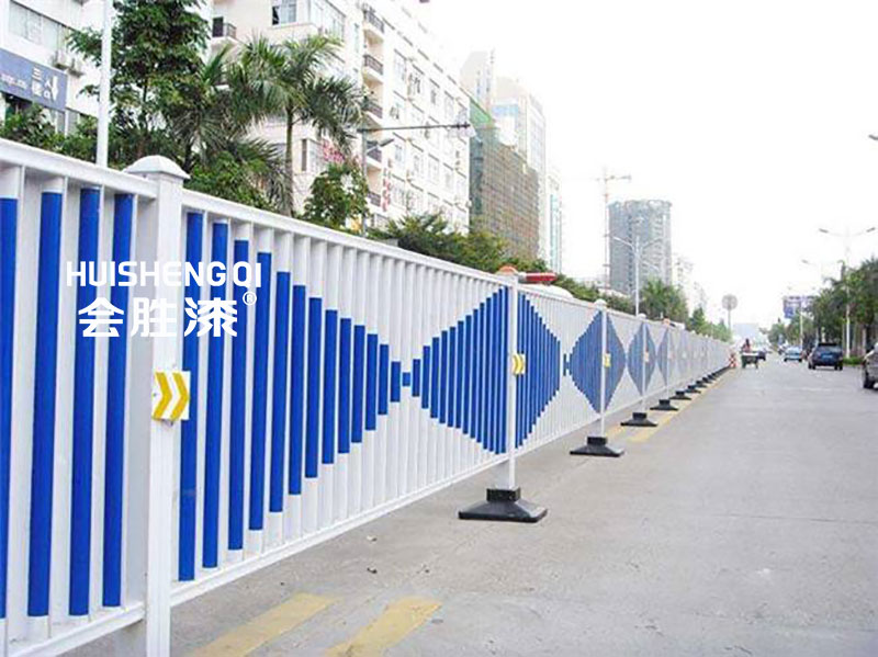 公路護(hù)欄上涂刷反光漆